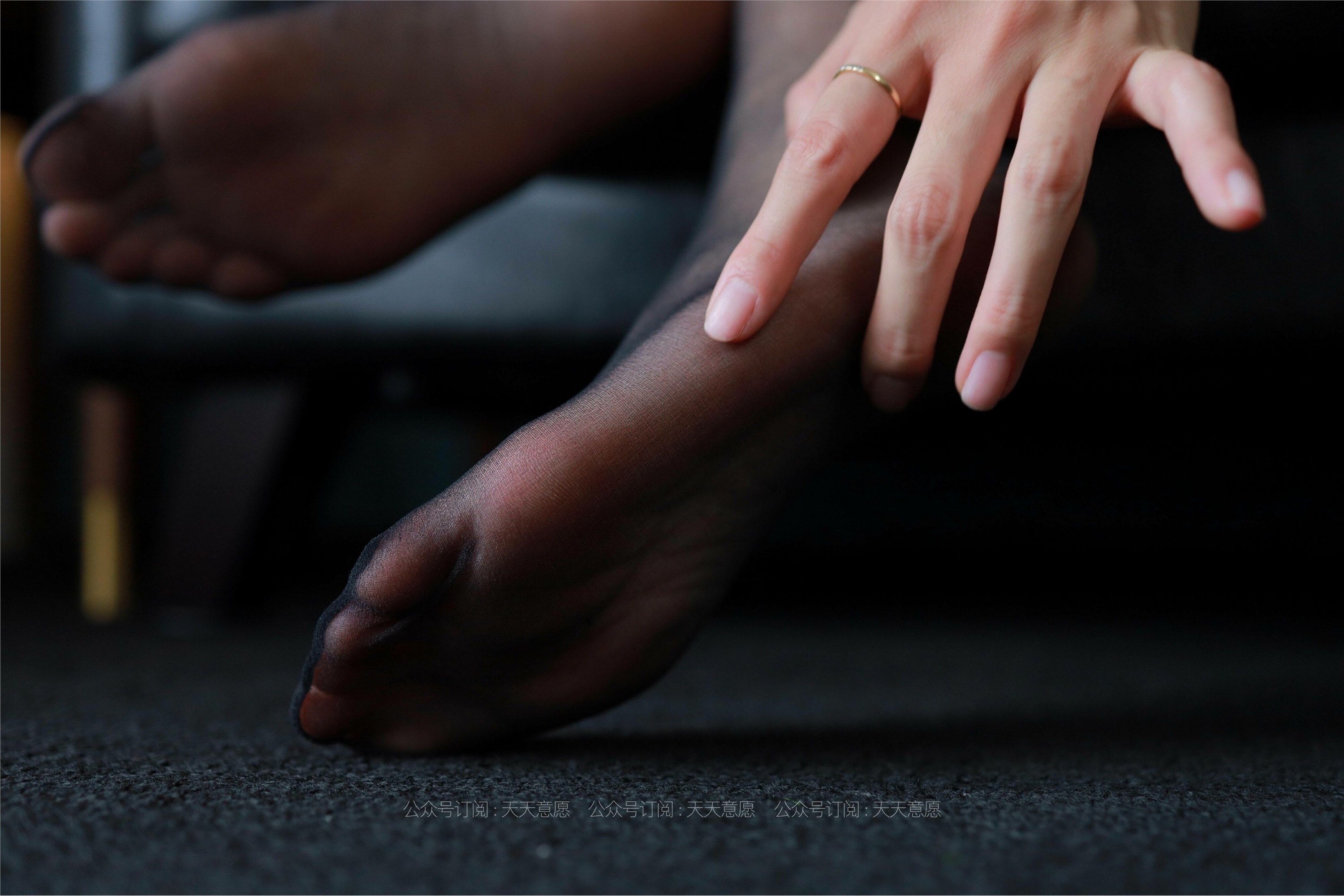 IESS异思趣向 - 模特：羽西《沙发上的黑丝》